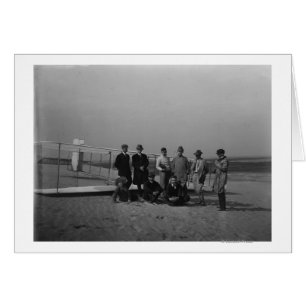 Cartão Retrato de grupo em frente ao planador em Matar