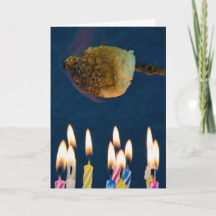 Cartão roasting marshmallow over birthday candles