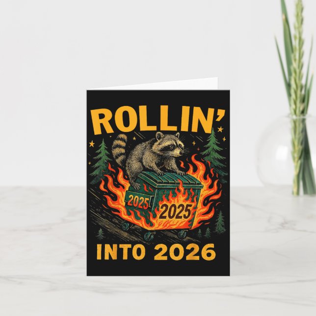Cartão Rollin’ Into 2026 Funny Raccoon Dumpster Fire  (Frente)