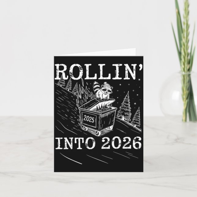 Cartão Rollin’ Into 2026 Raccoon Dumpster Fire New Year M (Frente)