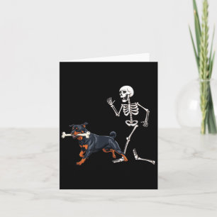 Cartão Rottweiler E Esqueleto Do Dia de as Bruxas engraça