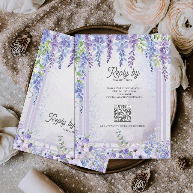 Cartão RSVP Arco Floral de Lavanda e Wisteria com Código QR Ca (Lavender Wisteria Floral Arch QR Code Wedding RSVP Card | Purple Garden Wedding Response Card)