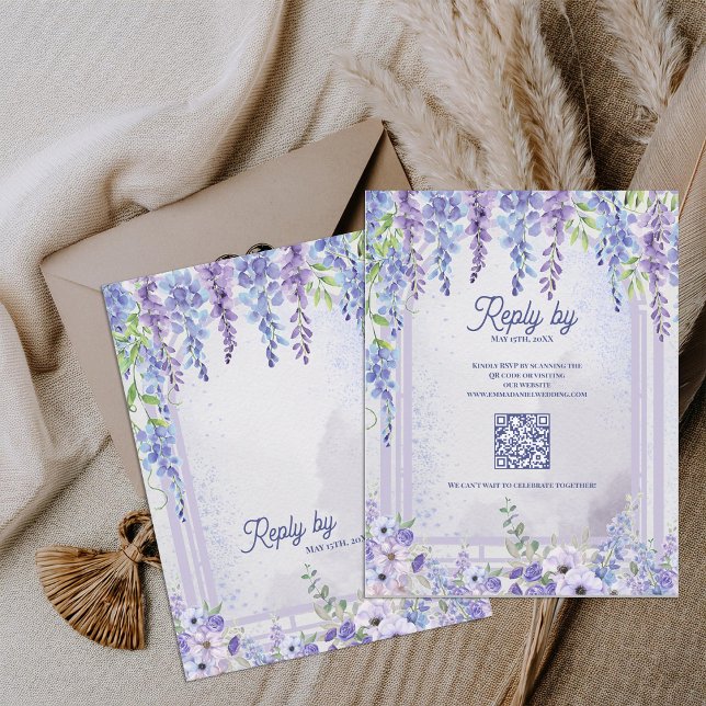 Cartão RSVP Arco Floral Romântico de Wisteria Código QR Casame (Lavender Wisteria Floral Arch QR Code Wedding RSVP Card | Purple Garden Wedding Response Card)