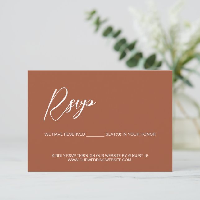 Cartão RSVP Assentos reservados para casamento em terracota mo (Em pé/Frente)