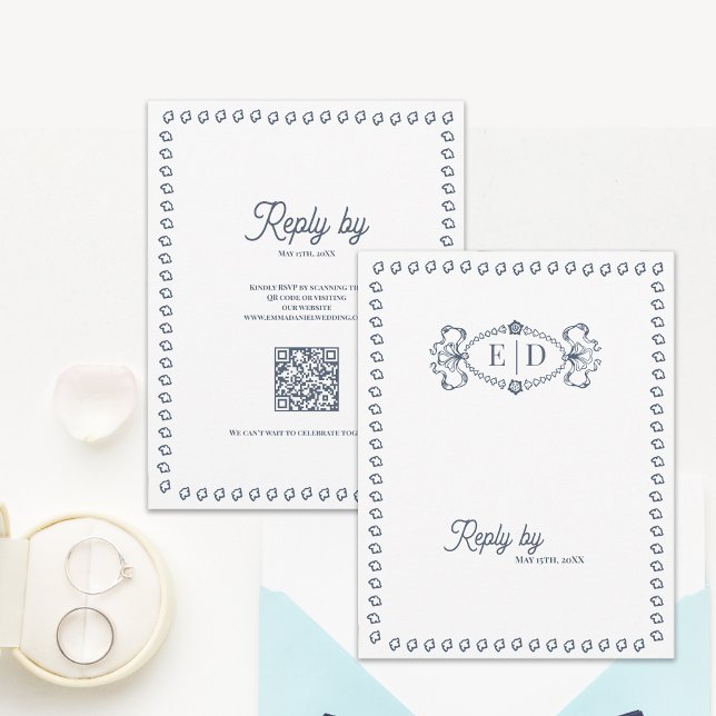 Cartão RSVP Azul Empoeirado Código QR Casamento Antigo Monogra (Dusty Blue Vintage Monogram Wedding RSVP Card with QR Code | Elegant Classic Border Reply Card )