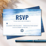 Cartão RSVP Bar Mitzvah Bold Moderno Tipografia Marinho Azul F<br><div class="desc">Tenha orgulho, alegria e celebre este marco do seu Bar favorito Mitzvah com este cartão de inserção RSVP personalizado, legal, único e moderno para o seu evento! Traços de pincel de folha azul-clara metálico, juntamente com tipografia azul-marinho e estrela de David, sobrepõem um plano de fundo branco simples. Personalize o...</div>