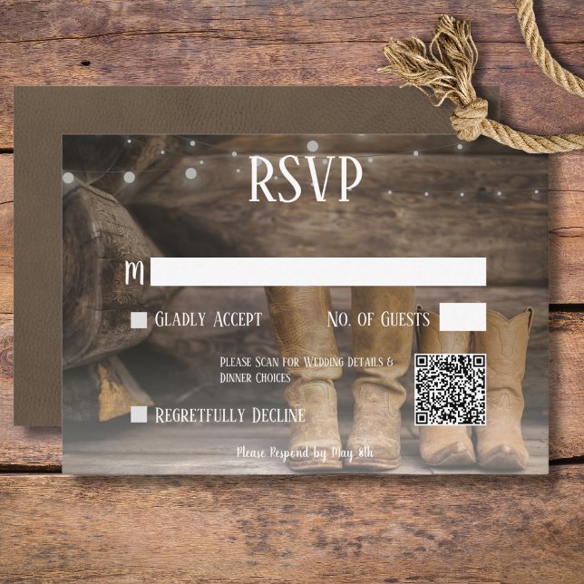 Cartão RSVP Barn & Boots Rustic Cowboy Western Weding Código Q (Rustic Boots for Two Cowboy Wedding QR Code RSVP Card)