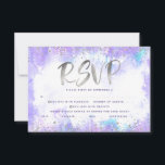 Cartão RSVP Bat Mitzvah prata folha prateada espinha água púrp<br><div class="desc">Tenha orgulho, alegria e mostre este marco do seu Bat Mitzvah favorito! Inclua este impressionante, moderno, cinza-prateado, foil cintilante e pontos brilhantes e script de tipografia contra um fundo aquoso roxo macio, cartão de inserção RSVP personalizado para o seu evento. Personalize o texto personalizado com a data "responder por" e...</div>