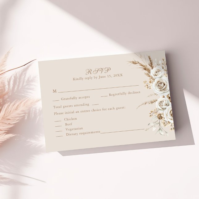Cartão RSVP Boho Beige Dried Flower e White Roses Casamento (Boho Beige Dried Flower and White Roses Wedding RSVP Card on a sunny white table with dry botanicals)