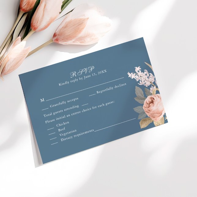 Cartão RSVP Boho Blue e Blush Peonies Weding (Boho Blue and Blush Peonies Wedding RSVP Card on a sunny white table with pale pink flowers.)