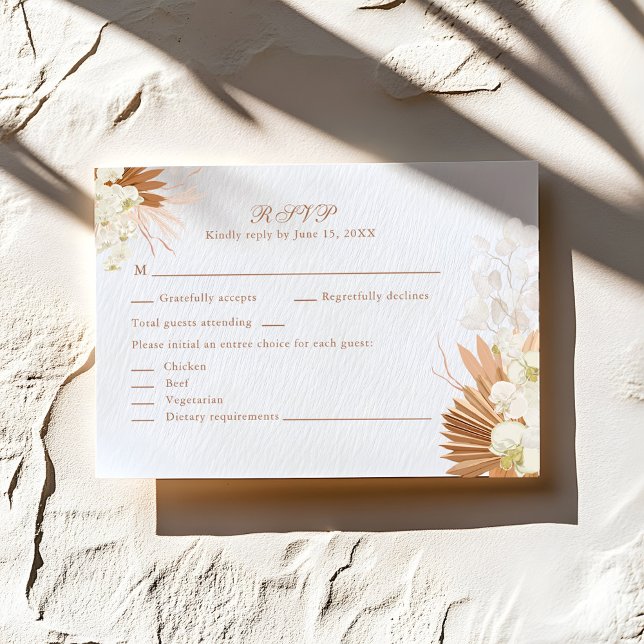 Cartão RSVP Boho Terracota Orquídea de Grama das Pampas Casame (Boho Terracotta Pampas Grass Floral Wedding RSVP on a sunny rustic stone table.)