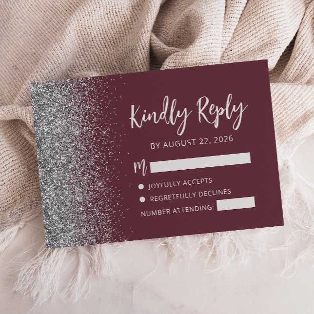 Cartão RSVP Borda de Glitter Prata Burgundy Moderna em Script (Criador carregado)