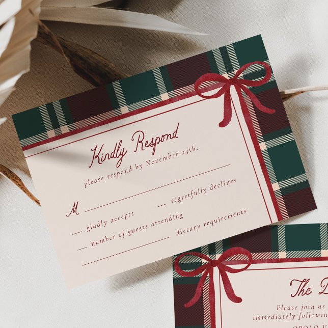 Cartão RSVP Burgundy Green Plaid Christmas Bow Wedding (Burgundy green plaid Christmas wedding RSVP card with red bow, stylish winter response card.)