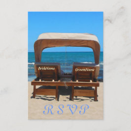 Cartão RSVP Cadeiras de Casamento na Praia na Areia