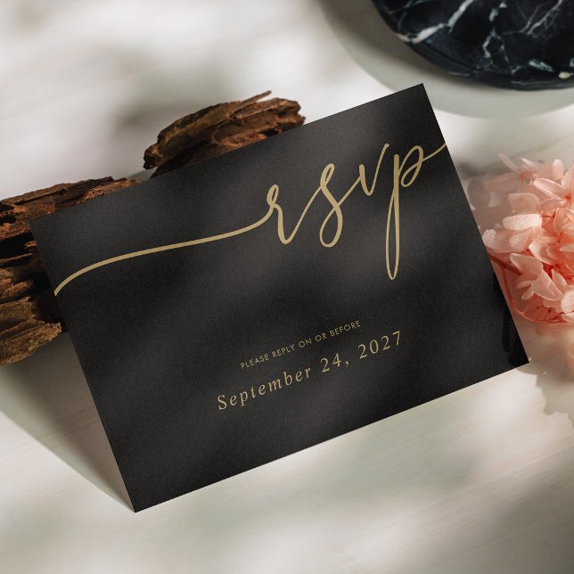 Cartão RSVP Caligrafia Dourada Elegante no Casamento Negro (Elegant Gold Calligraphy on Black Wedding RSVP Card Customizable)