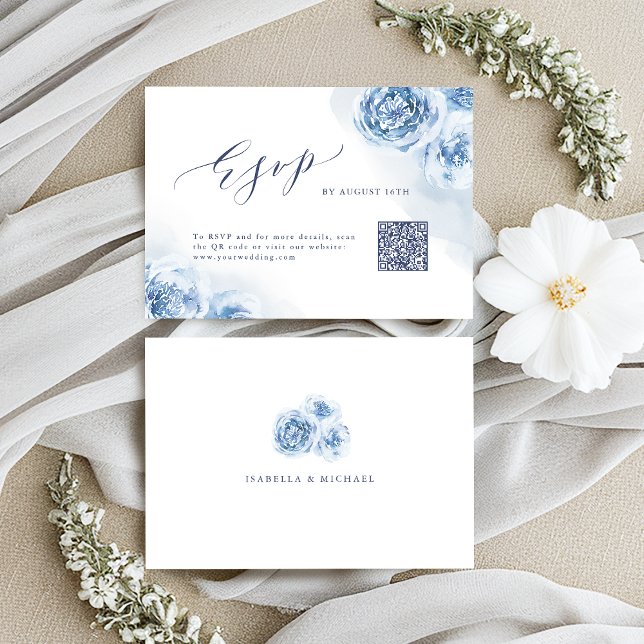 Cartão RSVP Caligrafia elegante azul floral com código QR flor (Elegant calligraphy dusty blue floral QR code RSVP Card)