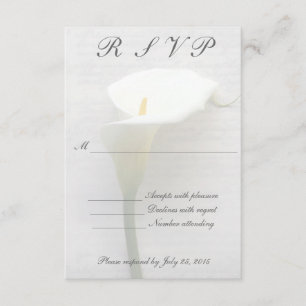 Cartão RSVP Calla Lily sobre o velho esfarrapo da caligrafia R