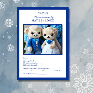 Cartão RSVP casal de casamento romântico azul e crochê branco