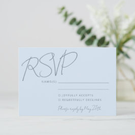 Cartão RSVP Casamento Azul Suave Escrita à Mão Moderna e Elega