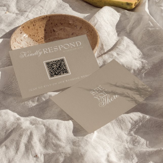 Cartão RSVP Casamento Código QR Chique Taupe Antigo Dinheiro (Criador carregado)