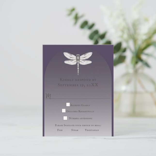 Cartão RSVP Casamento com Dragonfly Roxo Escuro (Em pé/Frente)