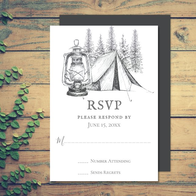 Cartão RSVP Casamento de Campos de Tent, Lanterna e Woodland (Tent, Lantern and Woodland Sketch Camping Wedding RSVP Card)