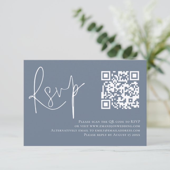 Cartão RSVP Casamento de Código QR de Script Azul com Dusty Mi (Em pé/Frente)