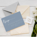Cartão RSVP Casamento de Escolha de Refeições de Manchas Azuis<br><div class="desc">Uma caligrafia simples e elegante,  um cartão de casamento azul claro. Isso tem fundo azul de poeira com tipografia branca. Minimalista e chic com letra manuscrita. Com possibilidade de escolha de refeições e alergias.</div>