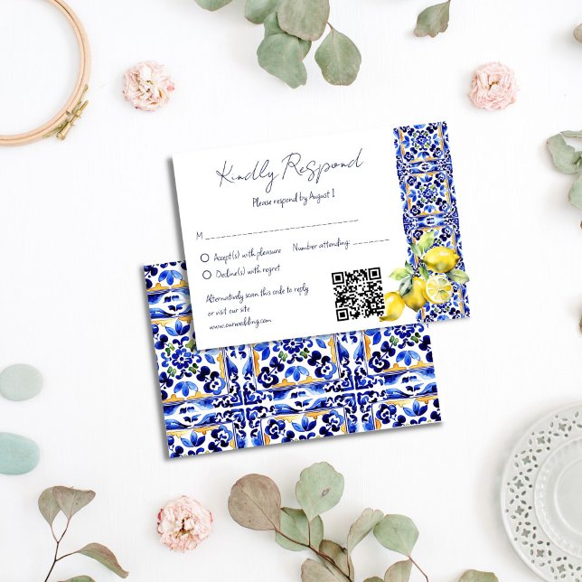 Cartão RSVP Casamento de limões com azulejos azuis italianos (Amalfi Italian blue tiles lemons wedding RSVP Card Mediterranean themed wedding qr rsvp cards)
