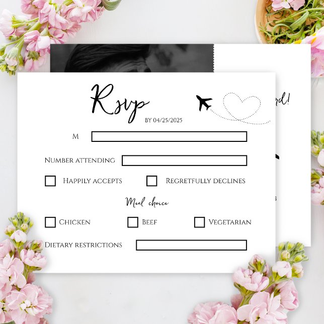 Cartão RSVP Casamento de Passagem de Embarque de Destino de Fo (Boarding Pass Black and White Wedding Response Card)