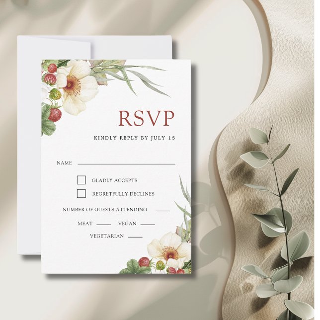 Cartão RSVP Casamento de Rosa Branca e Morango Selvagem (White Rose and Wild Strawberry Wedding RSVP Card with Envelope)
