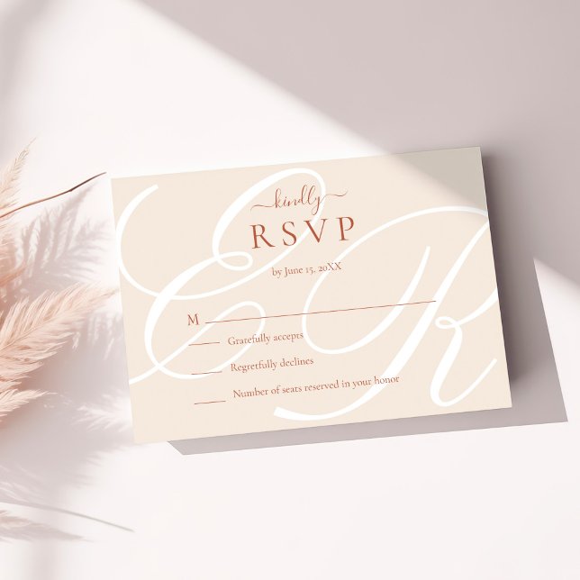 Cartão RSVP Casamento Elegante Minimalista Terracotta Monogram (Elegant Minimalist Terracotta Monogram Wedding RSVP Card on a sunny table with neutral dry botanical)