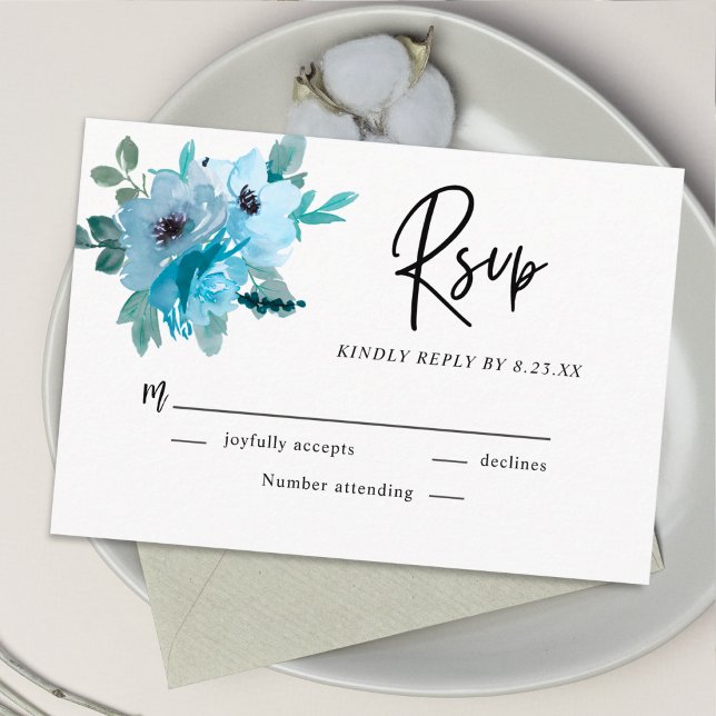 Cartão RSVP Casamento floral branco-azul-poeirento primavera (Criador carregado)