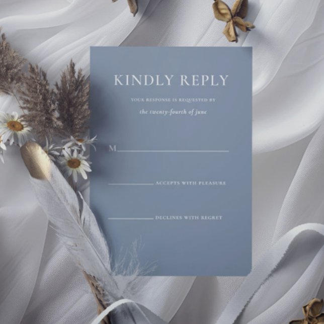 Cartão RSVP Casamento Formal de Monograma Azul com Na moda sim (Simple Stylish Dusty Blue Monogram Formal Wedding RSVP Card)