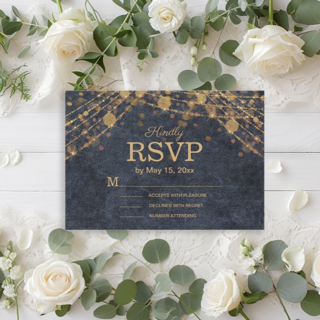 Cartão RSVP Casamento Glamour Rústico Azul Marinho Dourado (Rustic glam navy blue gold string lights wedding RSVP card)