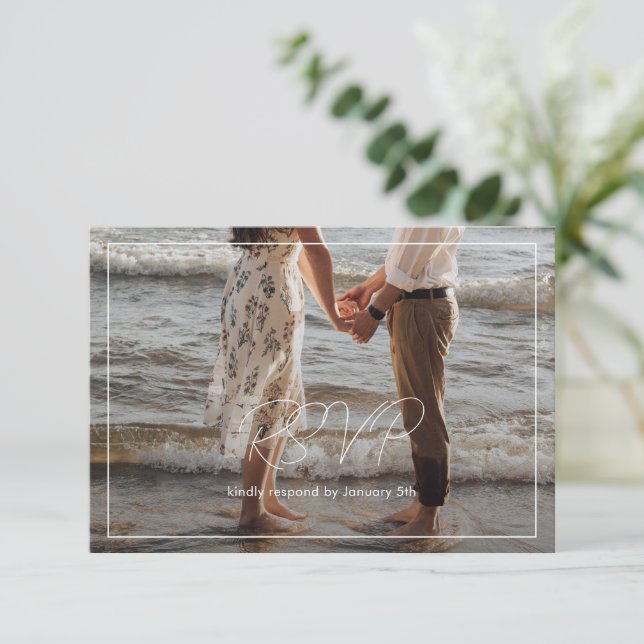 Cartão RSVP Casamento Moderno de Foto Branca e Preta (Em pé/Frente)