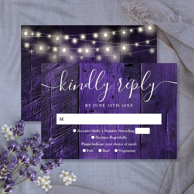 Cartão RSVP Casamento Ocidental das Forras Roxas Luzes Rústica (Purple String Lights Rustic Wood Western Wedding RSVP Card)