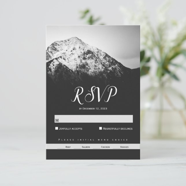 Cartão RSVP Casamento preto e branco sob as montanhas (Em pé/Frente)