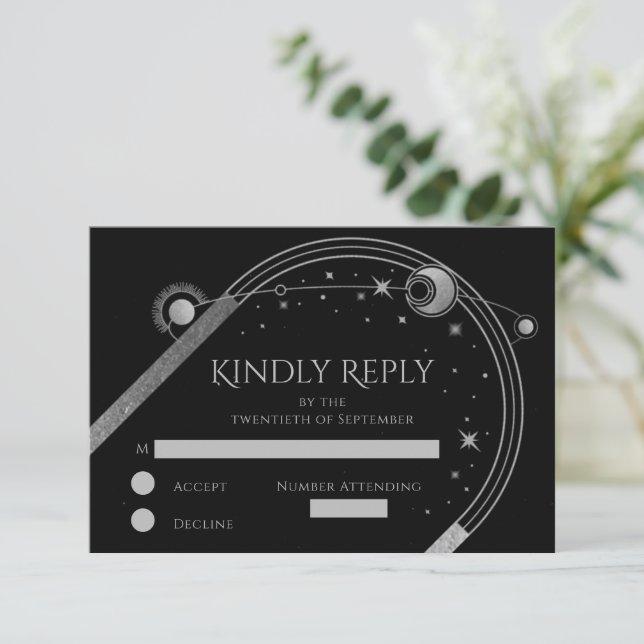 Cartão RSVP Casamento Sol Lua Estrelas Prata Preto Celestial (Em pé/Frente)