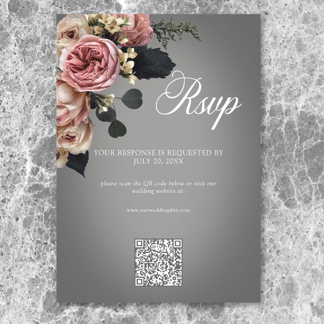 Cartão RSVP Cinza de Rosas Florais Brancas Elegantes QR (Elegant Pink White Floral Roses Gray Wedding QR RSVP Card)