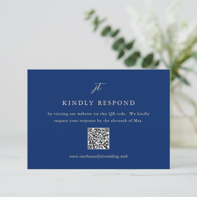 Cartão RSVP Classic Navy Blue Monogram QR Code Elegant Wedding (Em pé/Frente)