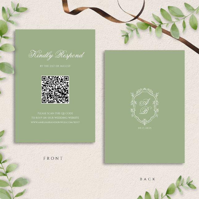 Cartão RSVP Classic Sage Green Monogram Crest Wedding QR Code (Criador carregado)