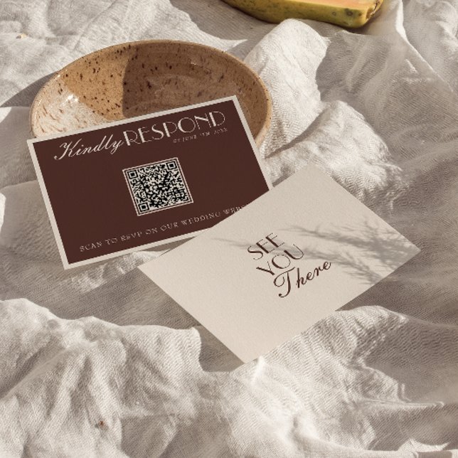 Cartão RSVP Classy Chocolate Brown Old Money QR Code Wedding (Criador carregado)