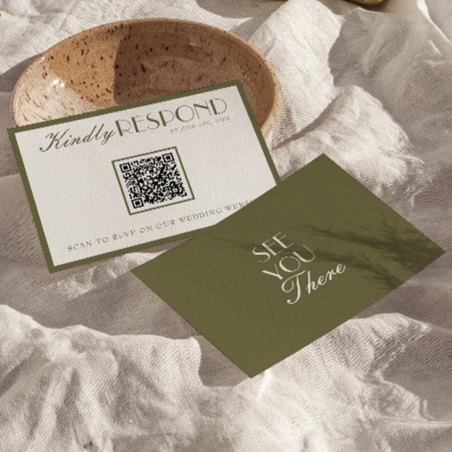 Cartão RSVP Classy Olive Green Old Money QR Fancy Code Wedding (Criador carregado)