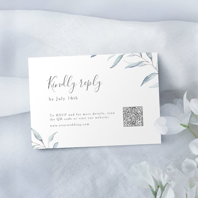 Cartão RSVP Código QR de casamento de cor azul-poeirenta mínim (Dusty blue minimal greenery wedding QR code RSVP Card)