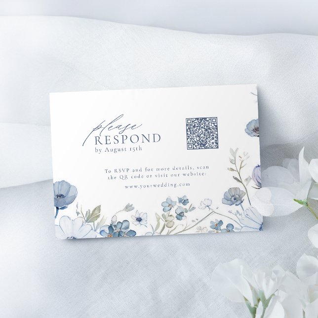 Cartão RSVP Código QR de casamento de flores silvestres azul e (Dusty Blue Elegant Wildflower Wedding QR code RSVP Card)