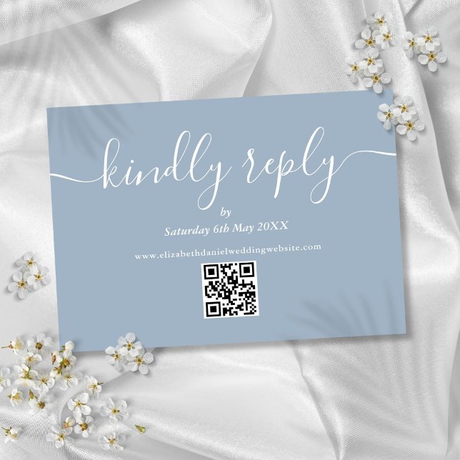 Cartão RSVP Código QR Elegante Script Responda por Gentileza A (QR Code Elegant Script Kindly Reply Dusty Blue RSVP Card)