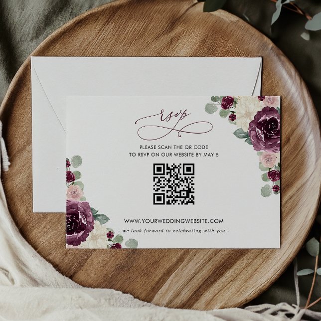 Cartão RSVP CÓDIGO QR Floral de Plum Botânico Moderno Elegante (Elegant Modern Botanical Plum Floral QR CODE RSVP Card)