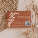 Cartão RSVP Código QR Rustic Mexicano Terracotta Weding<br><div class="desc">Esta placa RSVP de Código QR de Terracotta Mexicana Rustic Wedding apresenta um belo papel picado design com tons de terracotta quentes. Perfeito para casamentos modernos com um tema mexicano,  este cartão permite aos seus convidados RSVP facilmente digitalizando o QR</div>