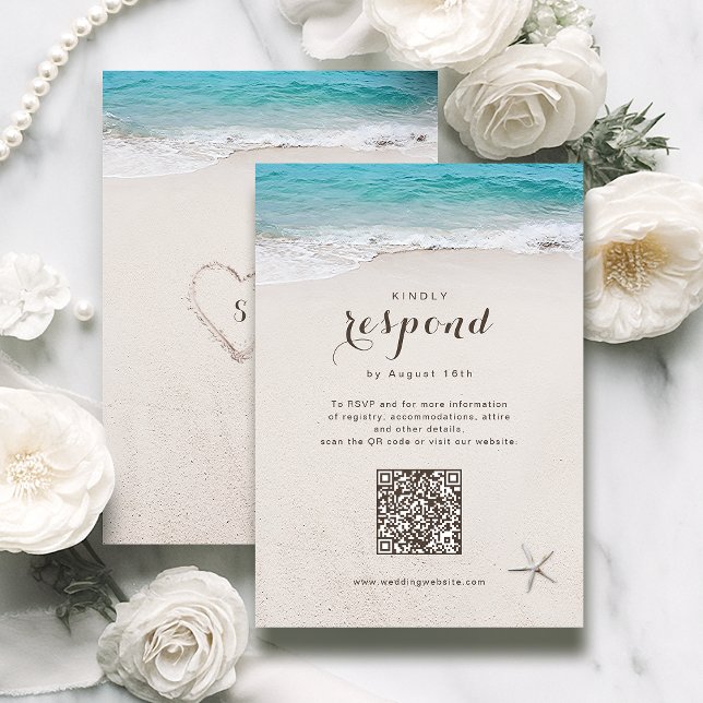 Cartão RSVP Corações no casamento de areia na praia Código QR (Hearts in the sand beach wedding QR code RSVP Card)